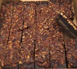 Chocolate & Pecan Brownie Box (1×18)